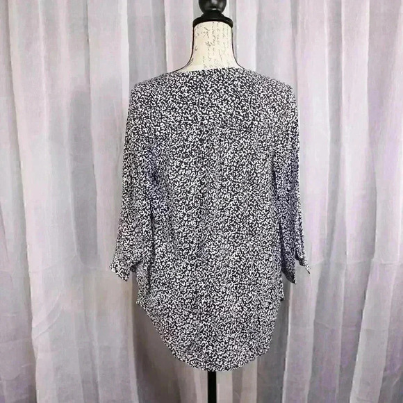 Lila Rose Size M Blue/white leopard print /geometric print blouse - Picture 9 of 14